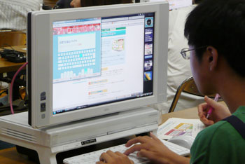 画像:真剣にタイピング練習に取り組んでいる
