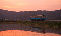 愛媛県　宇和夕日のJR列車